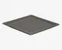 En firkantet tallerken med en glat, blank overflade i mørkegrå farve. Tallerkenen har let hævede kanter og en flad midte, hvilket giver et moderne og minimalistisk udtryk.