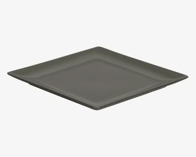 En firkantet tallerken med en glat, blank overflade i mørkegrå farve. Tallerkenen har let hævede kanter og en flad midte, hvilket giver et moderne og minimalistisk udtryk.