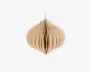 Beige, løgformet hængedekoration lavet af foldet papir med en bikagestruktur. Ornamentet har en blød, mat overflade og en lille løkke øverst til nem ophængning. Det symmetriske, runde design giver en flot, tredimensionel effekt.