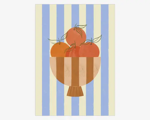 En stiliseret illustration med en skål med lodrette brune og beige striber, fyldt med fire røde og orange tomater med grønne stilke. Baggrunden består af skiftevis lodrette blå og cremefarvede striber, hvilket giver billedet et legende og moderne udtryk.