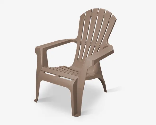 Beige udendørsstol lavet af holdbar plast med lameller i ryglæn og sæde for vandafledning. Har brede armlæn for komfort og en let tilbagelænet ryg for afslappet siddeposition. Letvægts- og stabelbart design for nem opbevaring.