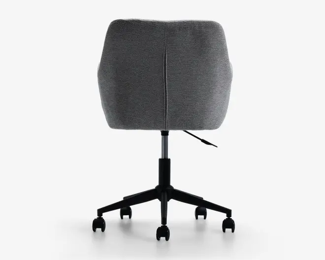 Stol med buet, polstret ryglæn i gråt stof og en diskret syning i midten. Stolen har en sort metalbase med fem ben, der hver ender i hjul for nem bevægelse. Sædehøjden kan justeres med en håndtag under sædet.