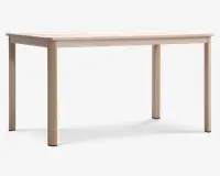 Rektangulært bord med en glat, lys beige overflade. Bordet har lige, solide ben i hvert hjørne og en flad bordplade med let afrundede kanter. Designet er minimalistisk og moderne, hvilket gør det velegnet til forskellige indretninger. Bordet ser ud til at være lavet af træ eller et træ-lignende materiale og har et enkelt og alsidigt udtryk.