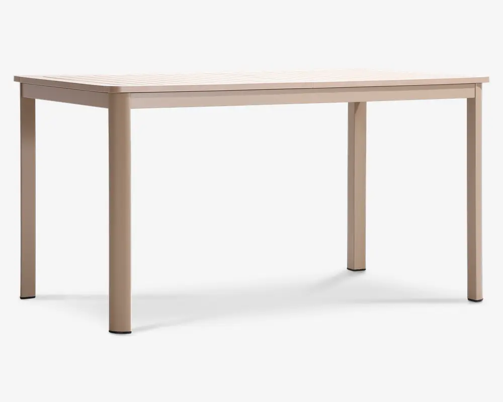 Rektangulært bord med en glat, lys beige overflade. Bordet har lige, solide ben i hvert hjørne og en flad bordplade med let afrundede kanter. Designet er minimalistisk og moderne, hvilket gør det velegnet til forskellige indretninger. Bordet ser ud til at være lavet af træ eller et træ-lignende materiale og har et enkelt og alsidigt udtryk.