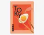 En stiliseret plakat med en markant orange og ferskenfarvet farvepalet. Designet viser et spejlæg, der holdes af et par dekorative spisepinde, med ordet 'TOKYO' skrevet med store, moderne sorte bogstaver. I baggrunden ses en stiliseret sky, og i venstre side er der tre japanske kanji-tegn i en lodret række. Det samlede udtryk er retro og livligt og giver associationer til japansk kultur og mad.