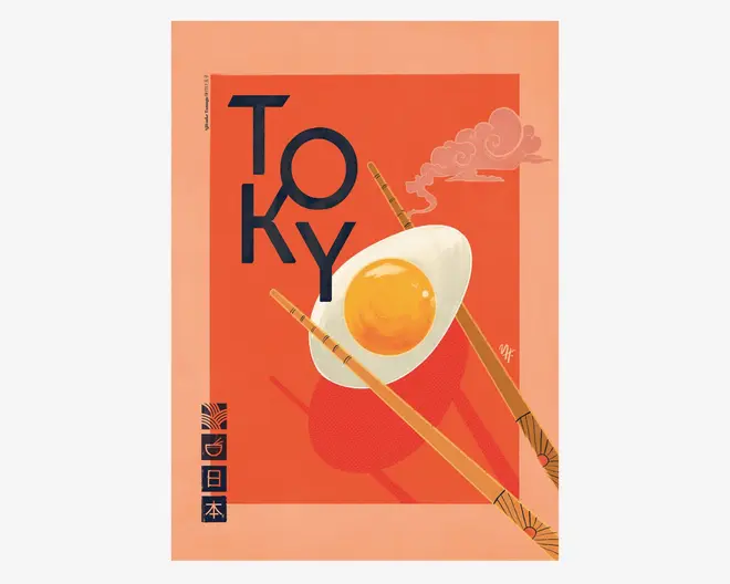 En stiliseret plakat med en markant orange og ferskenfarvet farvepalet. Designet viser et spejlæg, der holdes af et par dekorative spisepinde, med ordet 'TOKYO' skrevet med store, moderne sorte bogstaver. I baggrunden ses en stiliseret sky, og i venstre side er der tre japanske kanji-tegn i en lodret række. Det samlede udtryk er retro og livligt og giver associationer til japansk kultur og mad.
