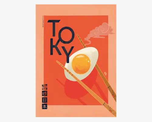 En stiliseret plakat med en markant orange og ferskenfarvet farvepalet. Designet viser et spejlæg, der holdes af et par dekorative spisepinde, med ordet 'TOKYO' skrevet med store, moderne sorte bogstaver. I baggrunden ses en stiliseret sky, og i venstre side er der tre japanske kanji-tegn i en lodret række. Det samlede udtryk er retro og livligt og giver associationer til japansk kultur og mad.
