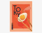 En stiliseret plakat med en markant orange og ferskenfarvet farvepalet. Designet viser et spejlæg, der holdes af et par dekorative spisepinde, med ordet 'TOKYO' skrevet med store, moderne sorte bogstaver. I baggrunden ses en stiliseret sky, og i venstre side er der tre japanske kanji-tegn i en lodret række. Det samlede udtryk er retro og livligt og giver associationer til japansk kultur og mad.