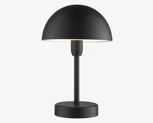 Moderne bordlampe med mat sort finish, der har en kuppelformet skærm, som leder lyset nedad. Lampen har en cylindrisk stang og en rund, solid fod, hvilket giver et minimalistisk og moderne udtryk. Undersiden af skærmen er hvid, hvilket forbedrer lysrefleksionen.