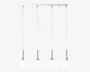 Moderne loftlampe med fire jævnt fordelte pendler, der hænger fra en rektangulær base med kromfinish. Hver pendel har en slank, lige metalstang og en rund, mat glas-skærm, som giver et blødt og diffust lys. Designet er minimalistisk og nutidigt, velegnet til køkkener, spisestuer eller moderne indretning.