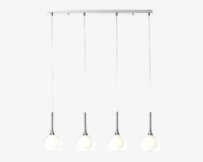 Moderne loftlampe med fire jævnt fordelte pendler, der hænger fra en rektangulær base med kromfinish. Hver pendel har en slank, lige metalstang og en rund, mat glas-skærm, som giver et blødt og diffust lys. Designet er minimalistisk og nutidigt, velegnet til køkkener, spisestuer eller moderne indretning.