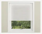 Et vindue med en hvid, plisseret rullegardin, der er delvist trukket ned, så lys kan komme ind gennem den nederste halvdel. Gardinet har et rent, moderne udseende med jævnt fordelte vandrette folder. Vinduesrammen er hvid og står i kontrast til den lyse beige væg. Gardinet giver privatliv, samtidig med at det lader naturligt lys slippe ind.