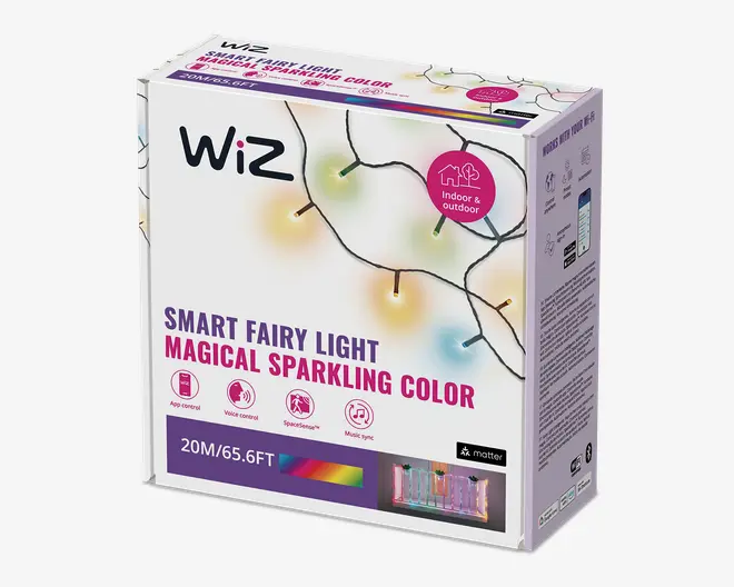 Emballagen viser et sæt smarte lyskæder med flerfarvede LED-pærer, velegnet til både indendørs og udendørs brug. Boksen fremhæver funktioner som app-styring, stemmestyring, tilpasselige lyseffekter og synkronisering med musik. Lyskædens længde er 20 meter (65,6 fod). Forsiden af boksen viser et eksempelbillede af lyskæden, der lyser i forskellige farver, samt ikoner for de vigtigste funktioner.