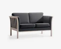To-personers sofa med en lys træramme og mørkegrå polstrede hynder. Sofaen har lige, lamel-sider og ryg i træ samt tykke, aftagelige sæde- og ryghynder for ekstra komfort. Designet er moderne og minimalistisk med rene linjer og en solid konstruktion.