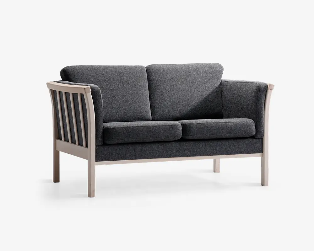 To-personers sofa med en lys træramme og mørkegrå polstrede hynder. Sofaen har lige, lamel-sider og ryg i træ samt tykke, aftagelige sæde- og ryghynder for ekstra komfort. Designet er moderne og minimalistisk med rene linjer og en solid konstruktion.