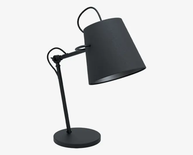 En moderne skrivebordslampe med mat sort finish, justerbar arm og konisk lampeskærm i stof. Lampen har en rund, solid fod og et fleksibelt led, så lyset kan rettes. Strømkablet er synligt og løber fra toppen af skærmen.