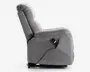 Sidebillede af en grå polstret reclinerstol med en blød, polstret ryg og sæde for ekstra komfort. Stolen har en indbygget fjernbetjening fastgjort på siden, hvilket viser, at den er elektrisk justerbar. Armlænene er brede og polstrede, og det samlede design er moderne og funktionelt, velegnet til afslapning.