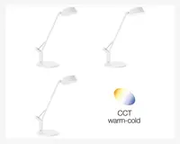 En moderne, hvid justerbar skrivebordslampe med rund fod og slank, leddelt arm. Lampens hoved kan vippes og drejes for at rette lyset. Billedet viser lampen i tre forskellige positioner, hvilket demonstrerer dens fleksibilitet. Der er også en grafik, der viser, at lampens farvetemperatur kan justeres fra varmt til koldt lys (CCT warm-cold).