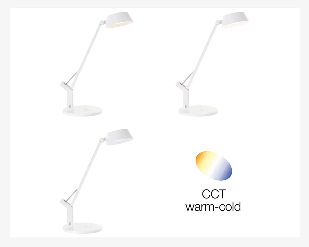 En moderne, hvid justerbar skrivebordslampe med rund fod og slank, leddelt arm. Lampens hoved kan vippes og drejes for at rette lyset. Billedet viser lampen i tre forskellige positioner, hvilket demonstrerer dens fleksibilitet. Der er også en grafik, der viser, at lampens farvetemperatur kan justeres fra varmt til koldt lys (CCT warm-cold).