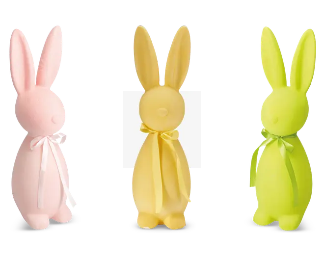 Tre dekorative kaninfigurer i pastelfarver – lyserød, gul og lysegrøn – hver med et matchende satinbånd bundet om halsen. Kaninerne har en glat, mat overflade og minimalistiske detaljer med lange, opretstående ører og en enkel, rundet krop.