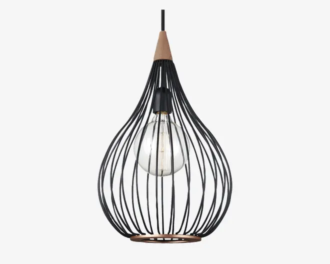 Hængelampe med et dråbeformet åbent burdesign lavet af sorte metalstænger og en synlig rund, klar pære i midten. Lampens top har en trædetalje, som giver et varmt præg til det moderne, industrielle look.