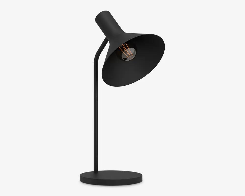 En moderne skrivebordslampe med mat sort finish, der har en konisk skærm vinklet nedad. Lampen har en slank, lige stander, der er fastgjort til en rund fod, og pæren er synlig inde i skærmen, hvilket giver et industrielt præg til designet.