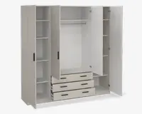 Rummeligt garderobeskab med moderne, lys finish. Skabet har tre høje låger med elegante sorte greb. Venstre sektion indeholder fire justerbare hylder til tøj eller tilbehør. Midtersektionen har en bred bøjlestang til ophængning af tøj samt tre store udtræksskuffer nedenunder til ekstra opbevaring. Højre sektion har yderligere tre justerbare hylder, hvilket giver fleksible opbevaringsmuligheder.