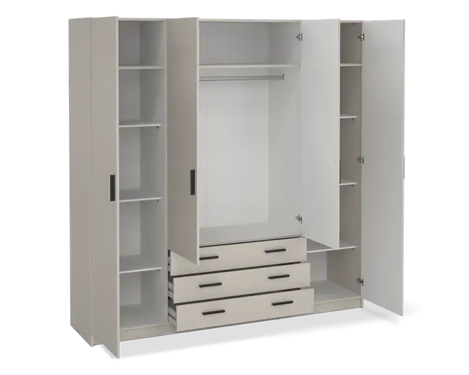 Rummeligt garderobeskab med moderne, lys finish. Skabet har tre høje låger med elegante sorte greb. Venstre sektion indeholder fire justerbare hylder til tøj eller tilbehør. Midtersektionen har en bred bøjlestang til ophængning af tøj samt tre store udtræksskuffer nedenunder til ekstra opbevaring. Højre sektion har yderligere tre justerbare hylder, hvilket giver fleksible opbevaringsmuligheder.