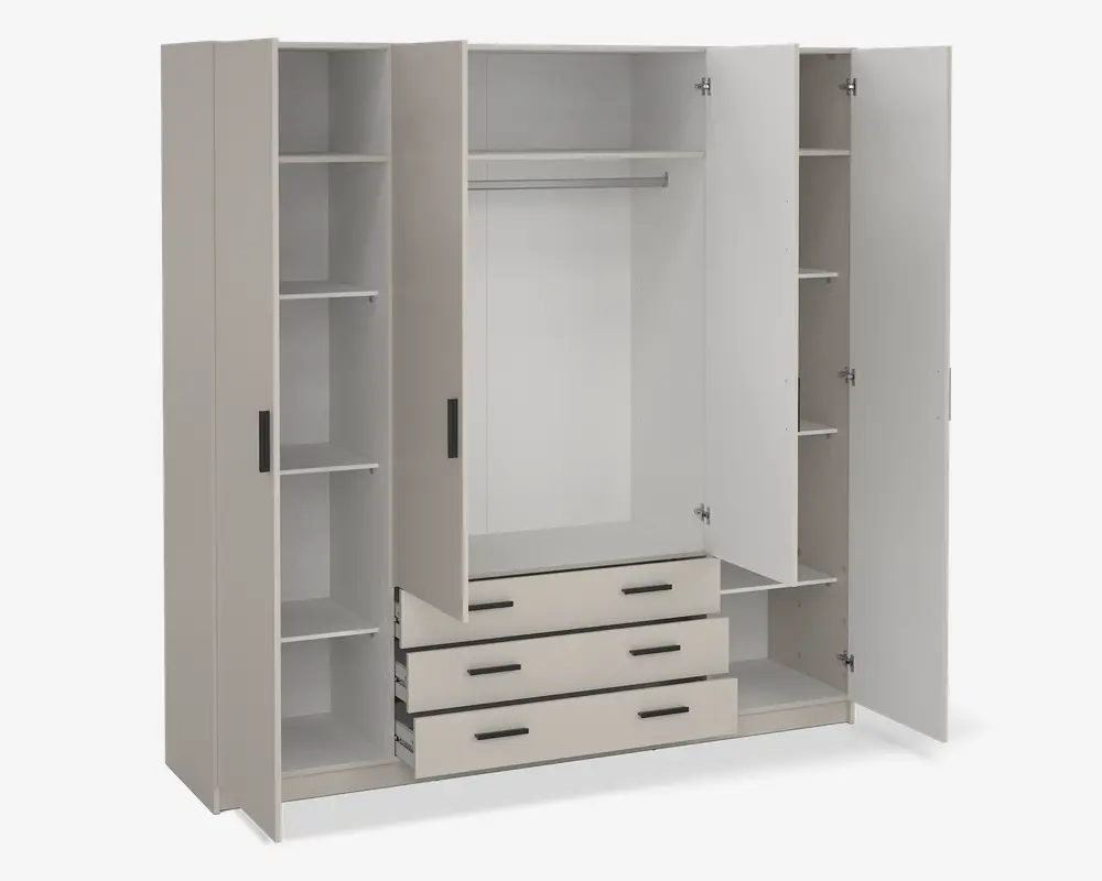 Rummeligt garderobeskab med moderne, lys finish. Skabet har tre høje låger med elegante sorte greb. Venstre sektion indeholder fire justerbare hylder til tøj eller tilbehør. Midtersektionen har en bred bøjlestang til ophængning af tøj samt tre store udtræksskuffer nedenunder til ekstra opbevaring. Højre sektion har yderligere tre justerbare hylder, hvilket giver fleksible opbevaringsmuligheder.
