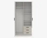 Et garderobeskab indvendigt med flere opbevaringsmuligheder: til venstre er der et højt rum med bøjlestang til tøj og en hylde øverst. Til højre er der fire åbne hylder til sammenlagt tøj eller tilbehør, og under hylderne er der tre udtræksskuffer med vandrette greb. Skabet har en glat, lysegrå finish.