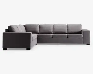 Moderne L-formet hjørnesofa med venstrevendt chaiselong, polstret i mørkegråt stof. Sofaen har brede, firkantede armlæn, tykke sædehynder og bløde ryghynder for ekstra komfort. Designet er minimalistisk med rene linjer, velegnet til moderne stuer.