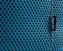 Nærbillede af et blåt mesh-stof med jævnt fordelte, små ovale huller for åndbarhed. Materialet ser blødt og fleksibelt ud, velegnet til ventilation. Et sort stofmærke med hvid tekst 'daells' er syet ind i sømmen og angiver mærket.