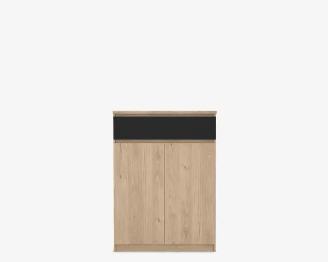 Rektangulært skab med en naturlig lys træfinish, der har to lodrette låger med diskrete træmønstre. Den øverste sektion har et kontrasterende mat sort vandret panel, som giver et moderne udtryk. Skabet har rene linjer og et minimalistisk design.