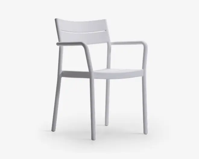 En moderne stol med minimalistisk design og en glat, mat hvid overflade. Stolen har en let buet ryglæn for ergonomisk støtte, lige armlæn og fire solide ben. Sædet er fladt og rummeligt, og den samlede konstruktion virker let, men robust, egnet til både indendørs og udendørs brug.