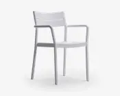 En moderne stol med minimalistisk design og en glat, mat hvid overflade. Stolen har en let buet ryglæn for ergonomisk støtte, lige armlæn og fire solide ben. Sædet er fladt og rummeligt, og den samlede konstruktion virker let, men robust, egnet til både indendørs og udendørs brug.