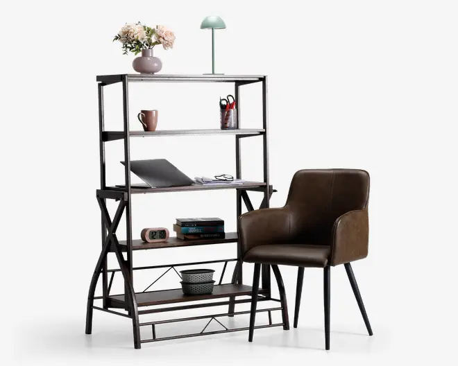 Billedet viser en moderne reol med metalramme og træhylder, der har fire niveauer. Øverste hylde har en vase med blomster og en lille lampe. Den anden hylde indeholder et krus og en beholder med kuglepenne. Tredje hylde viser en lukket bærbar computer og et par briller. Nederste hylde har bøger, et ur og en dekorativ skål. Ved siden af reolen står en brun polstret stol med armlæn og sorte, koniske ben, som giver en komfortabel siddeplads.