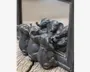Små mørke dyrefigurer med lange snuder og hængeører samlet foran et spejl, så de gentages i refleksionen på en slidt træoverflade.