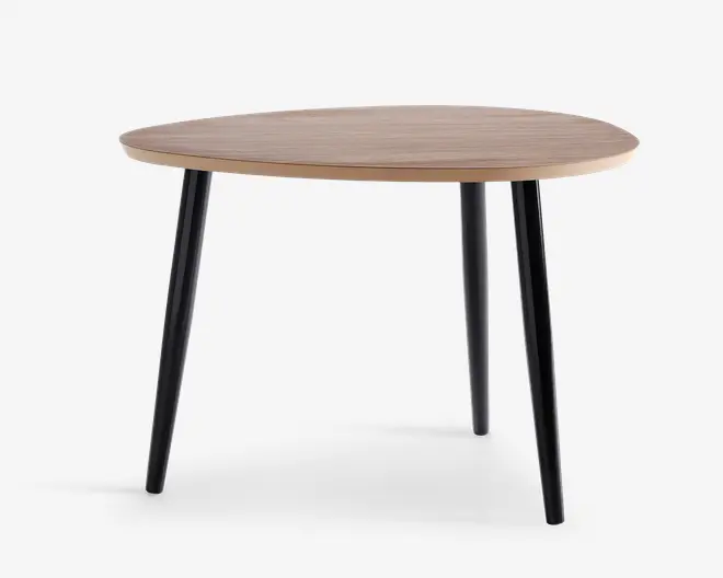Moderne bord med en lys træbordplade i afrundet trekantet form og tre skrå sorte metalben. Bordpladen har en glat overflade og let skrå kant, hvilket giver et stilrent og moderne udtryk. Benene er jævnt fordelt for stabilitet og tilføjer et minimalistisk præg.