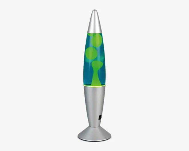 Dekorativ lampe med sølvfarvet metalfod og top, der har en klar glasbeholder fyldt med blå væske og lys grøn voks. Voksen danner forskellige organiske former, mens den bevæger sig i væsken og skaber en dynamisk visuel effekt. Lampen har et moderne, slankt design og tilsluttes med ledning.