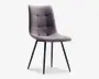 Grå polstret stol med blødt polstret, tufted ryglæn og sæde, understøttet af fire slanke sorte metalben.