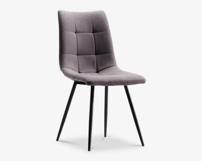 Grå polstret stol med blødt polstret, tufted ryglæn og sæde, understøttet af fire slanke sorte metalben.