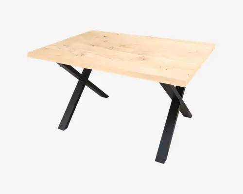 Rektangulært bord med en kraftig, lys træbordplade, der har naturlige træårer. Bordet understøttes af to solide, sorte metalben, der er formet som et X, hvilket giver et moderne og industrielt udtryk. Bordpladens kanter er lige og glatte.