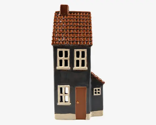 Dekorativt hus i keramik med mørkeblå yderside, brunt tegltag og skorsten. Huset har tre hvidrammede vinduer på forsiden, en brun dør med en lille rund knop samt en lille sidebygning med matchende tag og et lille vindue. Overfladen har en blank finish, der giver et poleret udseende.
