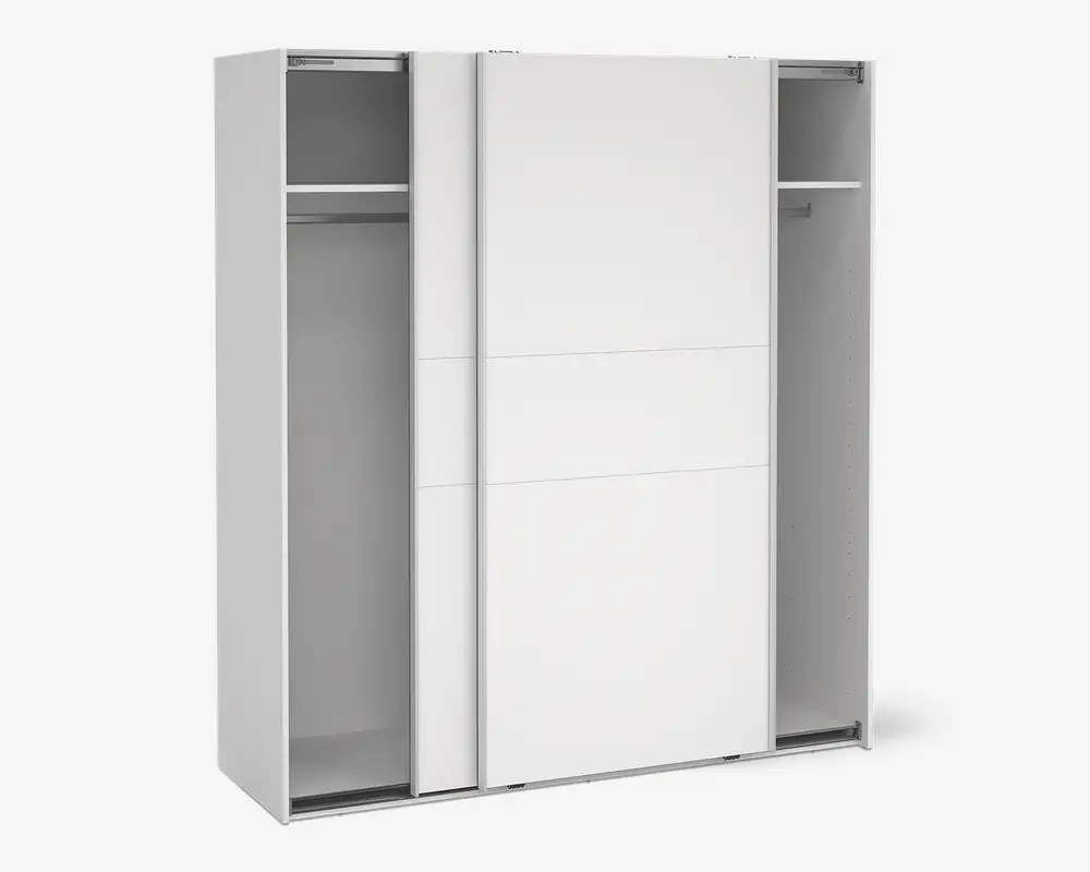 Moderne garderobeskab med mat hvid finish og to skydedøre. Indvendigt er der to sektioner, hver med en bøjlestang og en hylde øverst til ekstra opbevaring. Designet er minimalistisk med rene linjer og uden synlige greb, hvilket gør det velegnet til moderne indretning.
