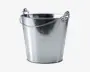En blank, metalspand med en glat, reflekterende overflade og rund bund. Den har et solidt, buet håndtag, der er fastgjort til siderne med metalnitter for nem transport. Spanden har en sømløs, cylindrisk form og en let udadbuet kant for ekstra styrke.