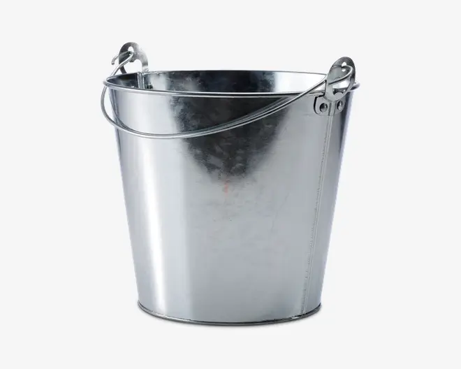 En blank, metalspand med en glat, reflekterende overflade og rund bund. Den har et solidt, buet håndtag, der er fastgjort til siderne med metalnitter for nem transport. Spanden har en sømløs, cylindrisk form og en let udadbuet kant for ekstra styrke.
