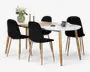 Moderne spisebordssæt med todelt bordplade i træ og hvidt med afrundede kanter, omgivet af fire sorte stole med lyse træben; vase med blomster, lys og servise på bordet.