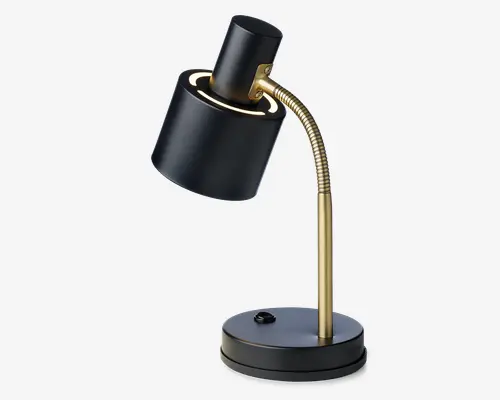 Moderne skrivebordslampe med en mat sort cylindrisk lampeskærm og en guldfarvet, fleksibel svanehals, der gør det muligt at justere lysets retning. Lampen har en rund, solid fod med en enkelt tænd/sluk-knap, og lampeskærmen har en diskret ringformet åbning nær toppen for ekstra lysspredning. Elegant og nutidigt design, der passer til arbejdspladser eller natborde.