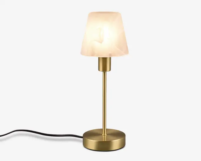 En moderne bordlampe med en cylindrisk fod og stang i messing med mat finish. Lampen har en konisk, halvgennemsigtig hvid lampeskærm, der giver et blødt og diffust lys. Strømledningen går ud fra lampens fod, og det samlede design er stilrent og minimalistisk, velegnet til moderne indretning.