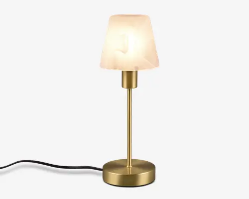 En moderne bordlampe med en cylindrisk fod og stang i messing med mat finish. Lampen har en konisk, halvgennemsigtig hvid lampeskærm, der giver et blødt og diffust lys. Strømledningen går ud fra lampens fod, og det samlede design er stilrent og minimalistisk, velegnet til moderne indretning.